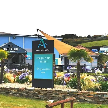 Caravan By Seaside With Hot Tub In Cornwall Countryside