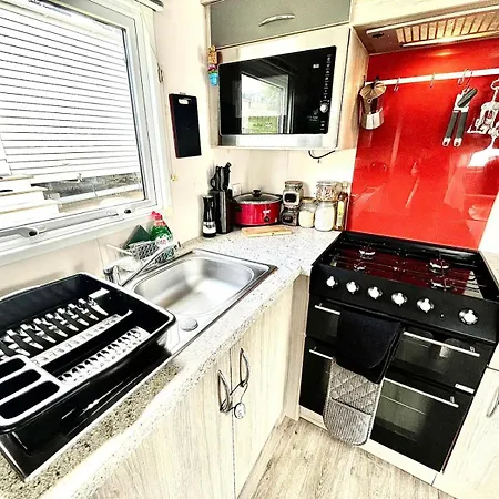Caravan By Seaside With Hot Tub In Cornwall Countryside Nyaraló