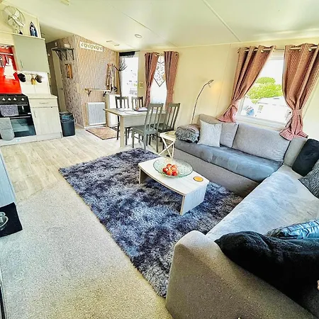 Caravan By Seaside With Hot Tub In Cornwall Countryside