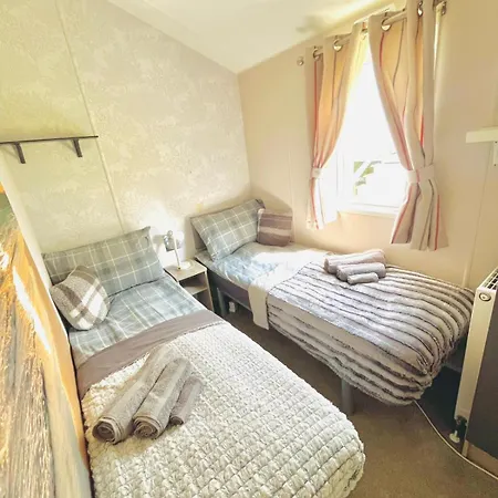Caravan By Seaside With Hot Tub In Cornwall Countryside Nyaraló