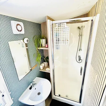 Caravan By Seaside With Hot Tub In Cornwall Countryside New Quay